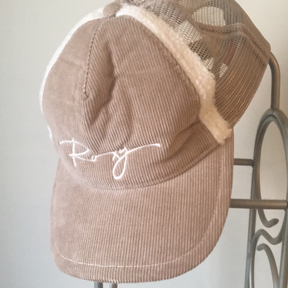 New Roxy Trucker hat w/ fleece lining. Never worn
